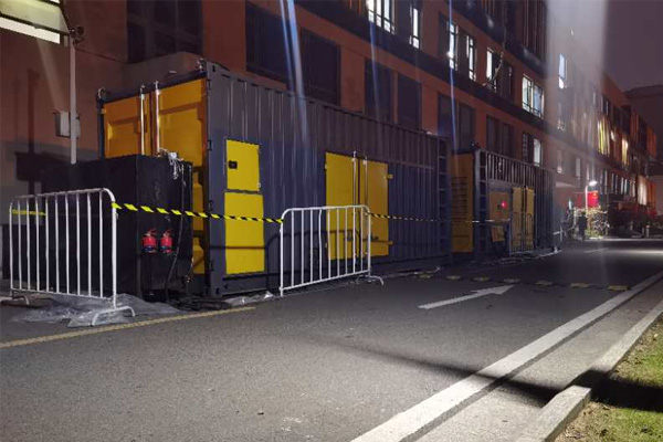 铁西柴油发电机组的输出电压是如何调节的？